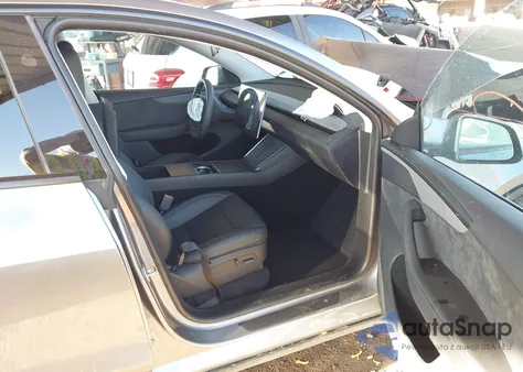 2026 Tesla Model Y Premium Rear-Wheel Drive/Standard Rear-Wheel Drive z USA, uszkodzony, nr VIN 7SAYGDEDXTA463657